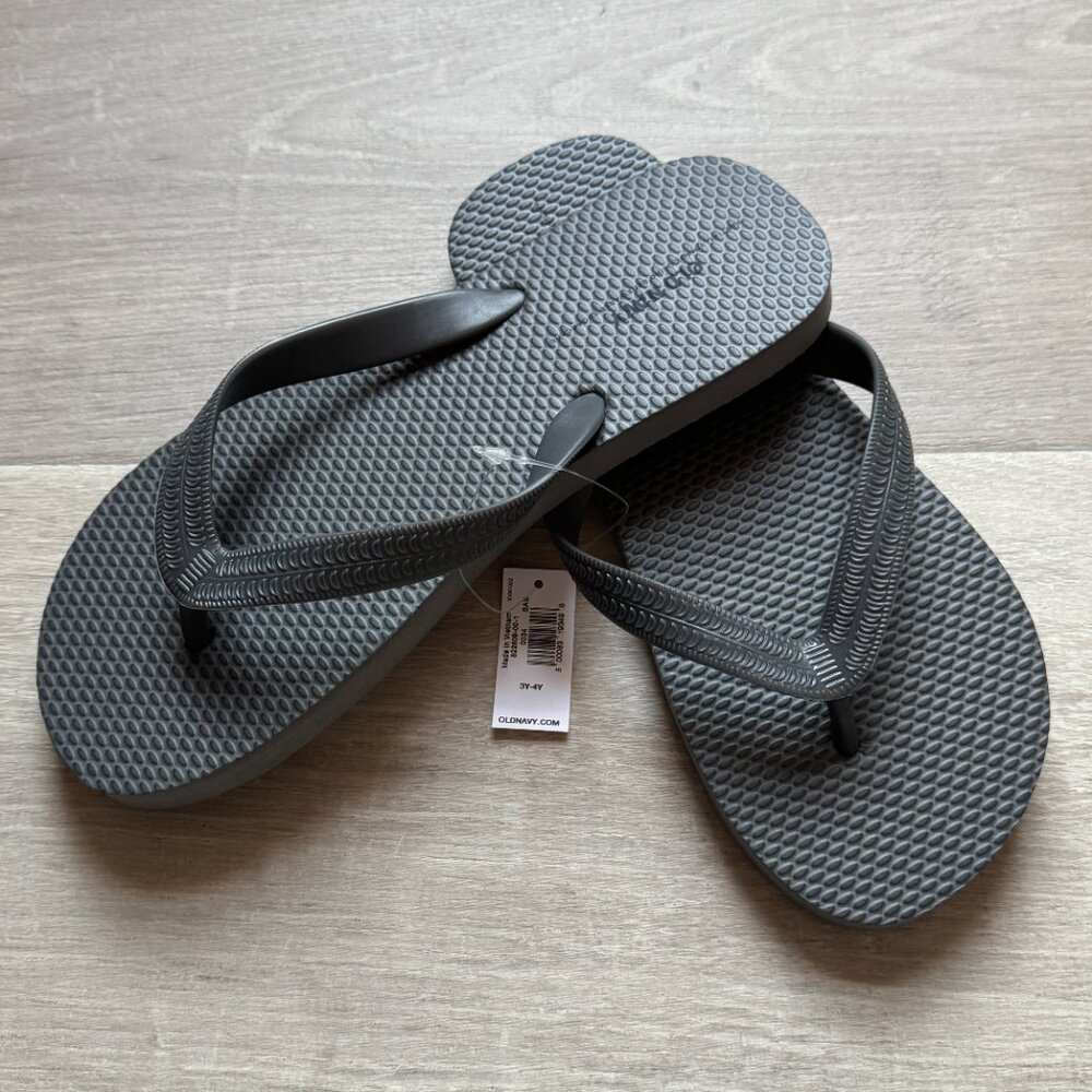 Old Navy Grey Oyster Flip-Flop Sandals for Kids (Partially Plant-Based)
